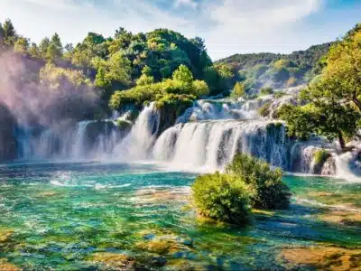 Plongée dans l'émerveillement : les cascades de la Vis et leurs secrets cachés