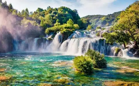 Plongée dans l'émerveillement : les cascades de la Vis et leurs secrets cachés