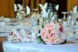 bouquet de fleurs colorées pour une décoration de mariage originale