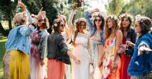 Détails d'un mariage avec un dress code original et créatif