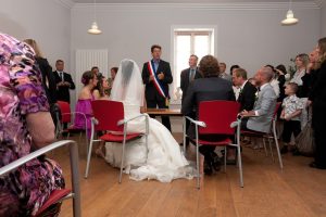 Célébration d'un mariage civil à la mairie avec des couples heureux